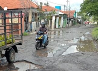Kondisi Jalan Rusak Yang Memprihatinkan