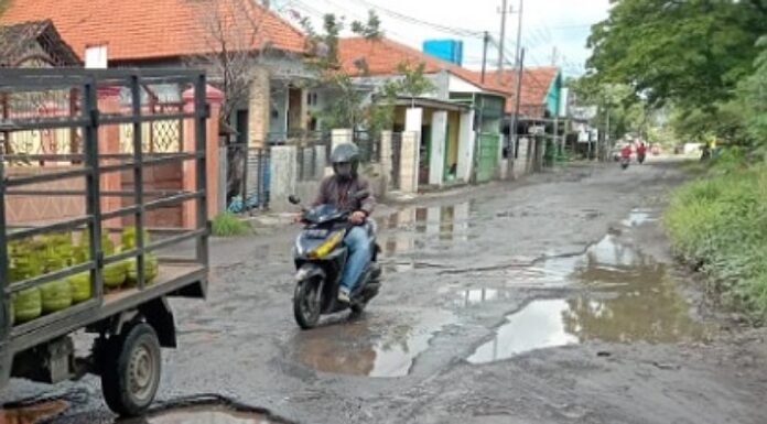 Kondisi Jalan Rusak Yang Memprihatinkan