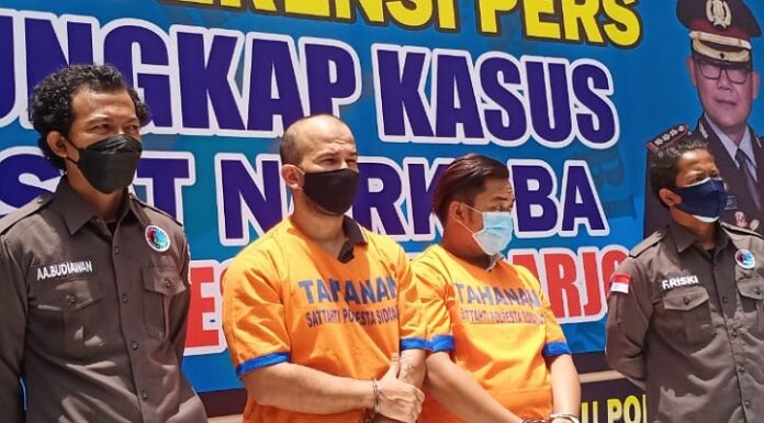 Polresta Sidoarjo Bekuk Pengedar dan Peracik Narkotika WNA asal Palestina Kedua Tersangka WNA Asal Palestina & Warga Ujung Pandang Sulawesi