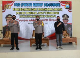 Kapolresta Sidoarjo Kombespol Sumardji Bersama Divisi Humas Polri dan Narasumber Ketika Gelar FGD