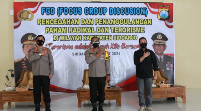 Polresta Sidoarjo Ajak Masyarakat Memerangi Terorisme dan Paham Radikal Kapolresta Sidoarjo Kombespol Sumardji Bersama Divisi Humas Polri dan Narasumber Ketika Gelar FGD