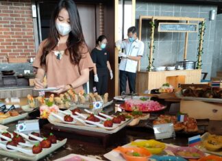 Seorang Pengunjung Luminor Hotel Sidoarjo Yang Sedang Mencicipi Menu Hidangan Dari Berbagai Negara Penjuru Dunia