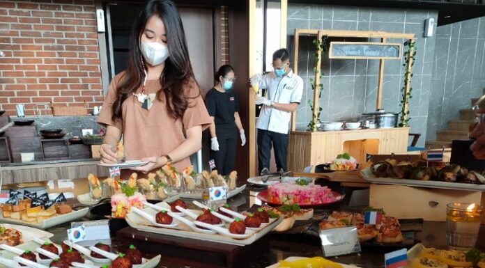 Seorang Pengunjung Luminor Hotel Sidoarjo Yang Sedang Mencicipi Menu Hidangan Dari Berbagai Negara Penjuru Dunia