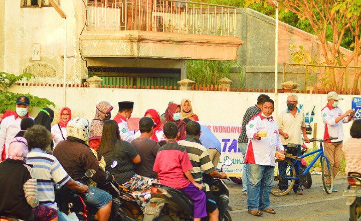 PAC ABPEDNAS Wonoayu Bagi Ta'jil dan Santunan Anak Yatim
