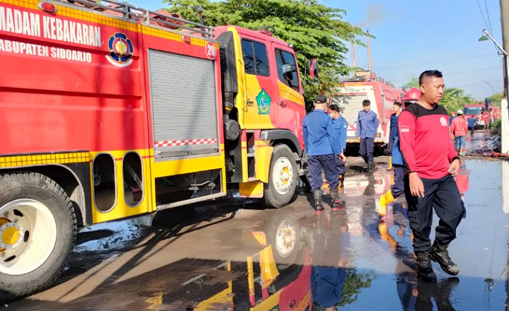 Ludes, Sijago Merah Lahap Pabrik Cat Di Wonoayu Sidoarjo