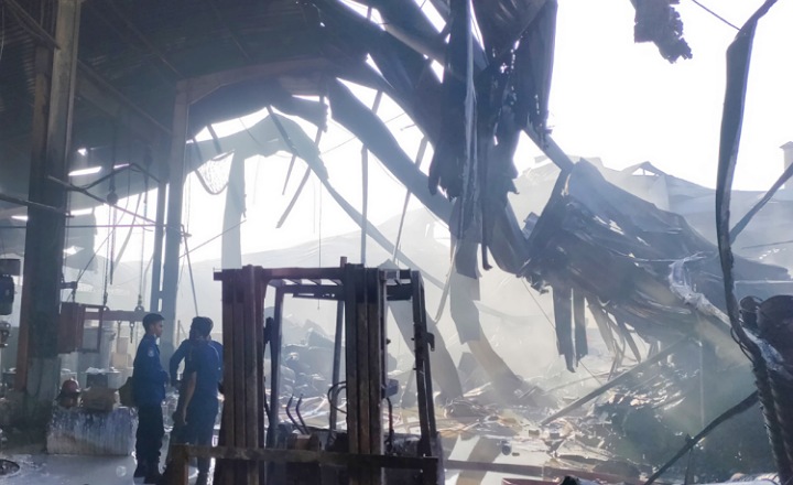 Ludes, Sijago Merah Lahap Pabrik Cat Di Wonoayu Sidoarjo