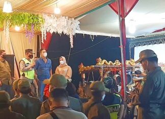 Kompol Samirin, Kapolsek Buduran Sidoarjo Saat Pimpin Pembubaran Paksa Dirumah Kades Elok Suciati