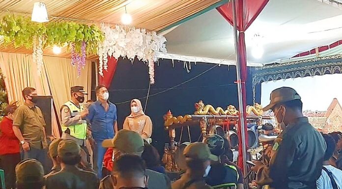 Tak Mengantongi Izin Hiburan, Kades Di Sidoarjo Nekat Gelar Acara Kompol Samirin, Kapolsek Buduran Sidoarjo Saat Pimpin Pembubaran Paksa Dirumah Kades Elok Suciati