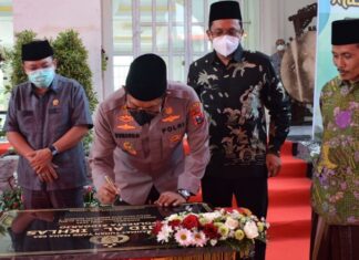 Kapolresta Sidoarjo Kombespol Sumardji, Saat Menandatangani Prasasti Yang Berada Di Masjid Al Ikhlas