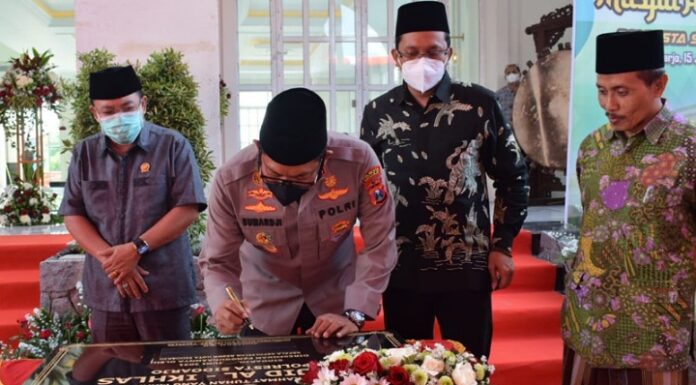 Kapolresta Sidoarjo Kombespol Sumardji, Saat Menandatangani Prasasti Yang Berada Di Masjid Al Ikhlas