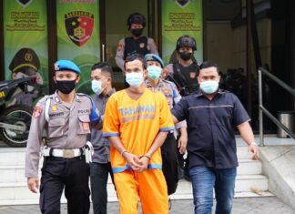 ER, Pelaku Sodomi Murid Ngaji Saat Digelandang Satreskrim Polresta Sidoarjo