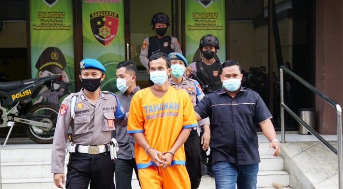 ER, Pelaku Sodomi Murid Ngaji Saat Digelandang Satreskrim Polresta Sidoarjo