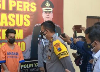 Kombespol Kusumo Wahyu Bintoro, Saat Menanyai Pelaku RF (24) (foto: Amrizal/terkini.id)