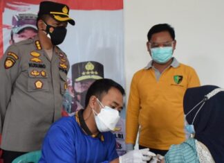 Kapolresta Sidoarjo Kombespol Kusumo Wahyu Bintoro, Saat Meninjau Vaksinasi Gotong Royong Di PT  Young Tree Industries