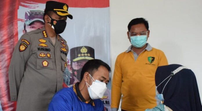 Kapolresta Sidoarjo Kombespol Kusumo Wahyu Bintoro, Saat Meninjau Vaksinasi Gotong Royong Di PT  Young Tree Industries