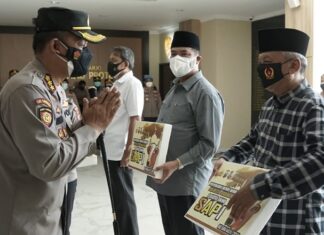 Kapolresta Sidoarjo, Saat Berikan Hewan Kurban Kepada Perwakilan Pondok Pesantren