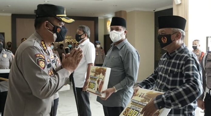 Kapolresta Sidoarjo, Saat Berikan Hewan Kurban Kepada Perwakilan Pondok Pesantren