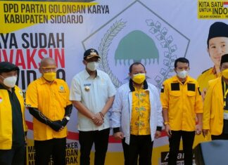 Ketika Bupati Sidoarjo Bersama Pengurus Partai Golkar Di Lokasi Vaksinasi
