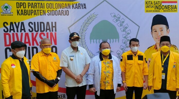 Ketika Bupati Sidoarjo Bersama Pengurus Partai Golkar Di Lokasi Vaksinasi