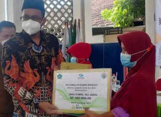 Ahmad Muhdlor Ali, Bupati Sidoarjo Saat Berikan Bantuan Kepada Salah Seorang Warga