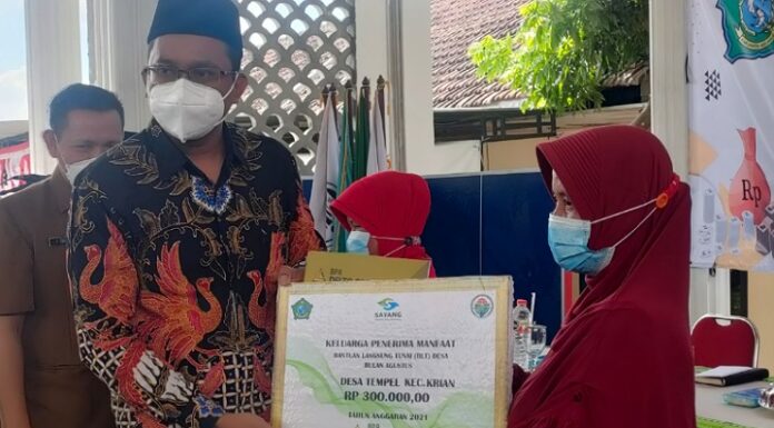 Berikan 500 Paket Bansos Sebagai Safety Net Selama Pandemi Covid-19 Di Sidoarjo Ahmad Muhdlor Ali, Bupati Sidoarjo Saat Berikan Bantuan Kepada Salah Seorang Warga