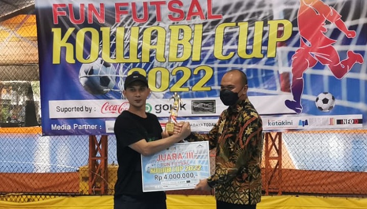 Meski Juara 3, Tim Futsal Jurnalis Sidoarjo Masih Pertahankan Tradisi Angkat Piala