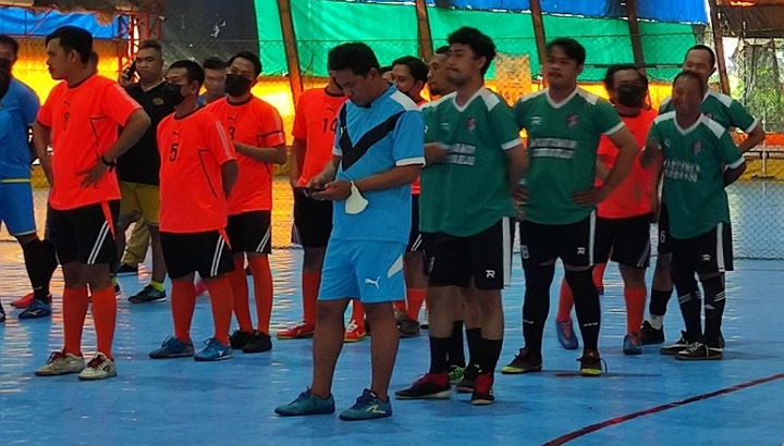 Meski Juara 3, Tim Futsal Jurnalis Sidoarjo Masih Pertahankan Tradisi Angkat Piala