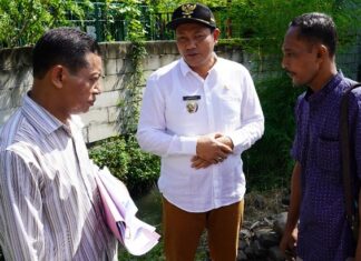 Wabup Sidoarjo H. Subandi saat mediasi kedua belah pihak yang bersengketa