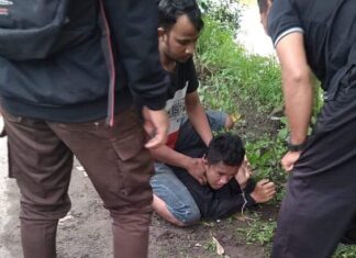 Pelaku saat ditangkap warga masyarakat sekitar