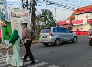 Bantu Warga Seberangkan Jalan, Wujud Pelayanan dan Kepedulian Petugas Polisi
