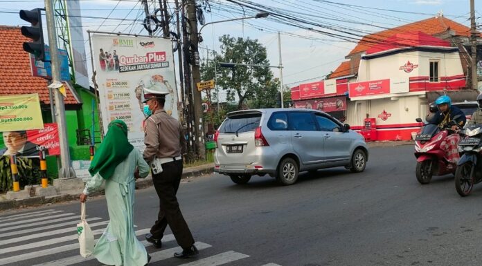 Bantu Warga Seberangkan Jalan, Wujud Pelayanan dan Kepedulian Petugas Polisi Bantu Warga Seberangkan Jalan, Wujud Pelayanan dan Kepedulian Petugas Polisi