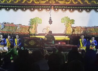 Gelar Seni Wayang Kulit di HUT RI Ke 77, Pemdes Simpang Perkenalkan Warisan Leluhur
