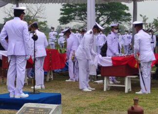 Jerit Istri Pilot Bonanza Hingga Keduanya Dimakamkan Berdampingan